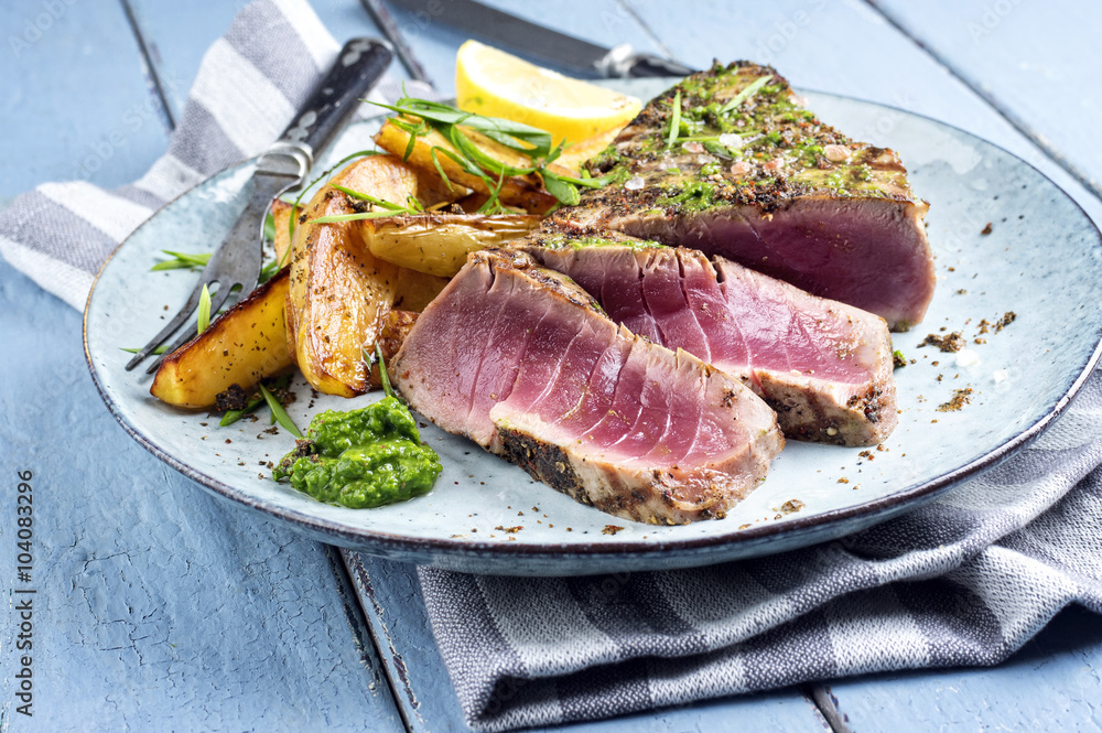 Thunfisch Steak mit Bratkartoffel Stock Photo | Adobe Stock