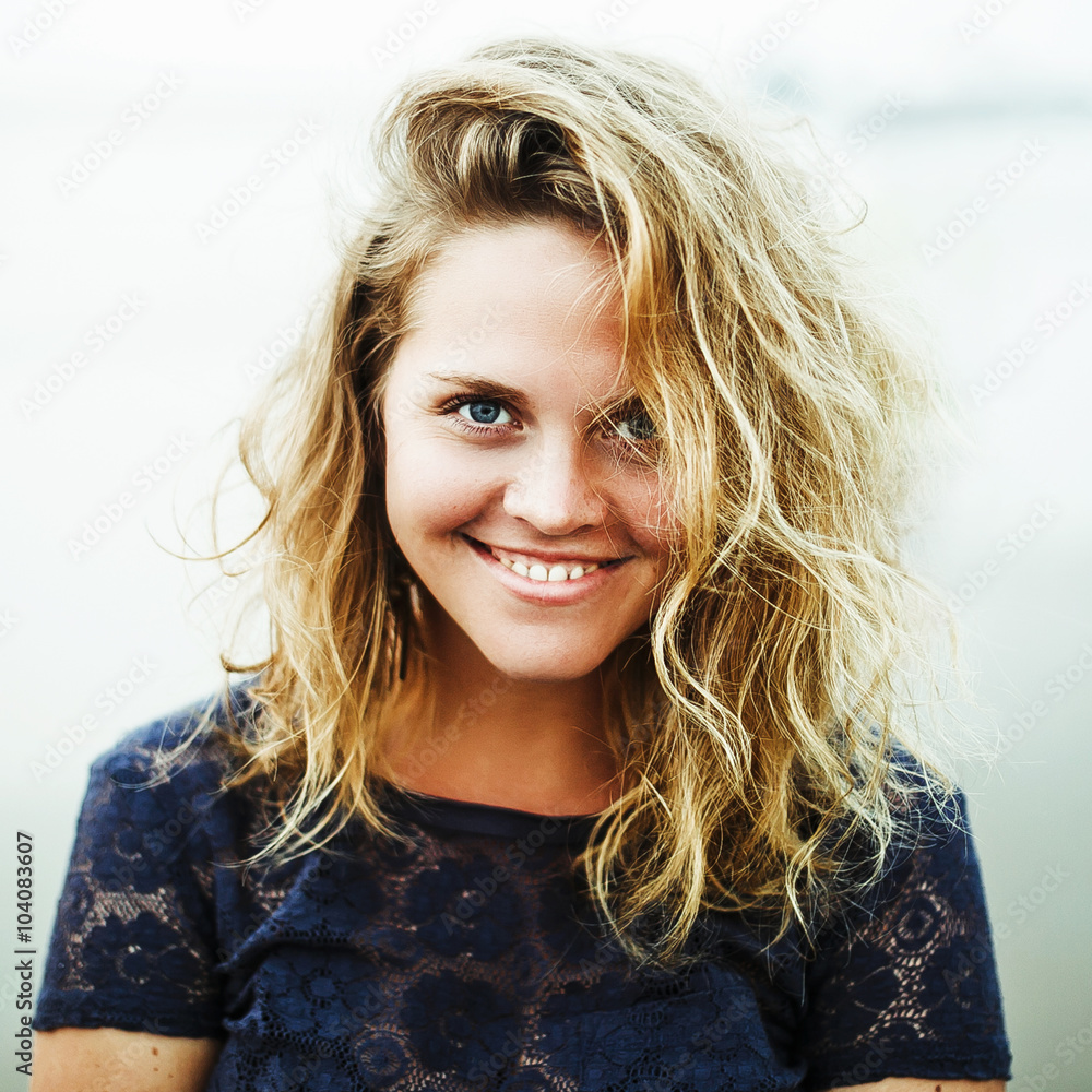 Obraz premium beautiful girl smiling on a sunny day