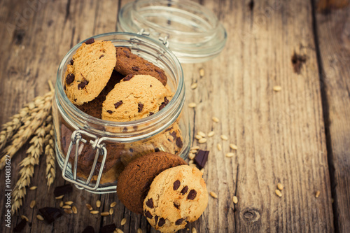 Fotografiet Chocolate chip cookies in the jar