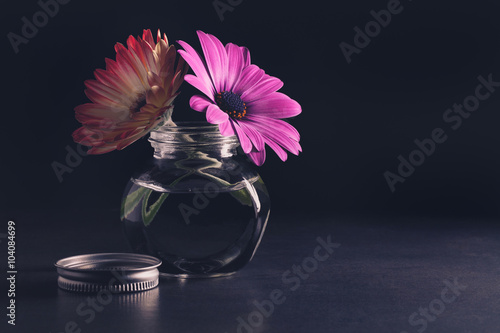 Fototapeta Naklejka Na Ścianę i Meble -  vasetto con fiori