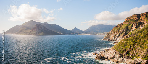 Eine der schönsten Küstenstraßen der Welt, der Chapmans Peak mit Blick auf das Meer und die Tafelberge in Südafrika, Kapstadt photo