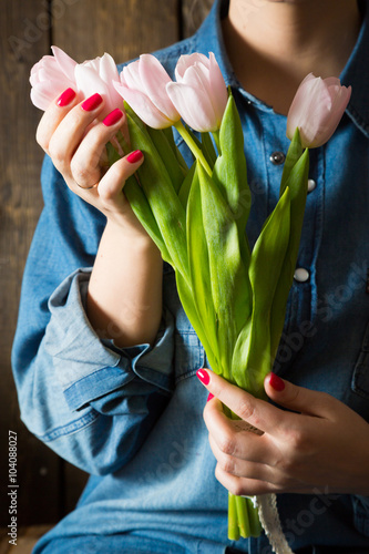 Fototapeta Naklejka Na Ścianę i Meble -  Tulips in the hands of the girl