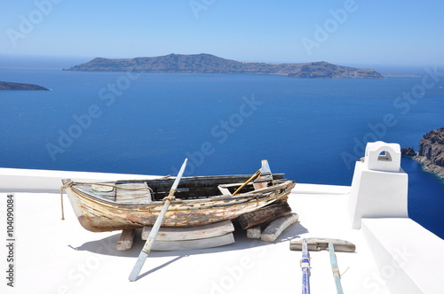 altes Boot auf Häuserdach auf der Insel Santorin