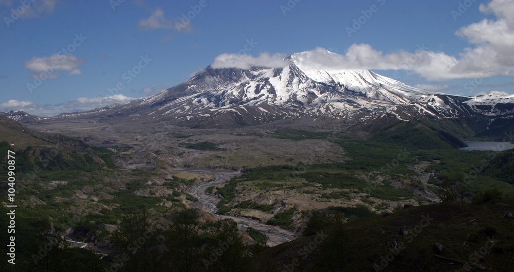 Fototapeta premium Mount St. Helens, the famous cascade volcano in Washington state