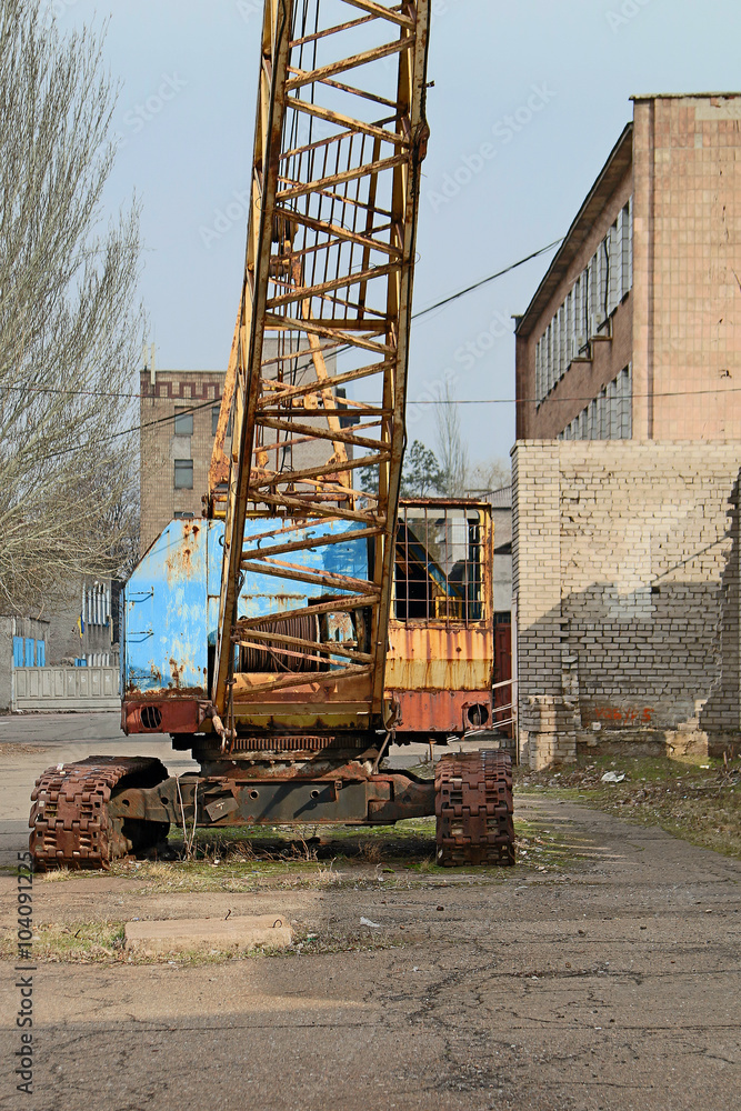 Obraz premium старый ржавый и заброшенный башенный кран