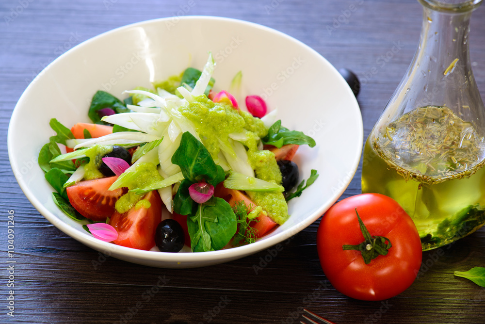 salad of tomatoes and greens