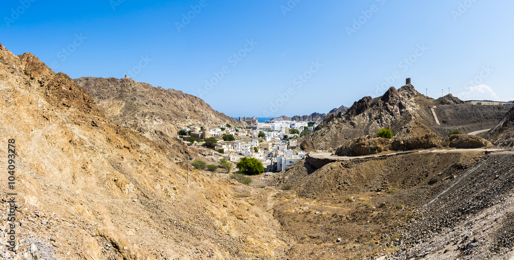 Blick auf das Alte Maskat und das Fort Mirani und dahinter das Al Jalaili Fort, Muscat, Maskat, Oman, Sultanat Oman, Arabische Halbinsel, Naher Osten, Asien