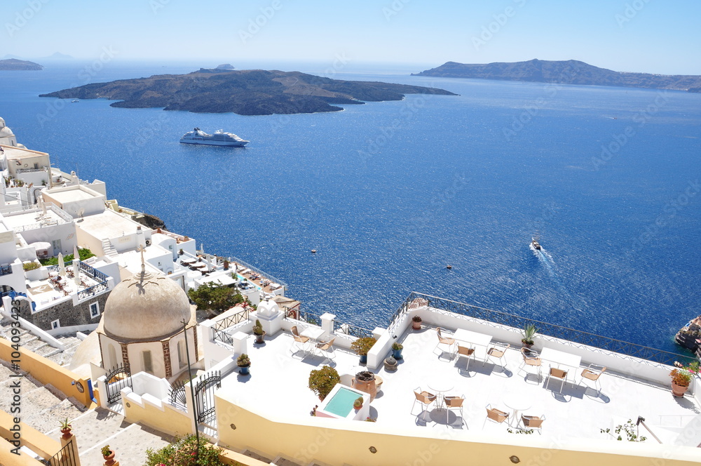 Obraz premium Kreuzfahrtschiff an der Küste vor Santorini