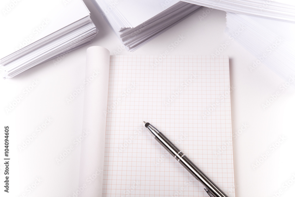 leerer Zettel auf Block mit Stift, Brief-Umschläge im Hintergrund, Stock  Photo | Adobe Stock