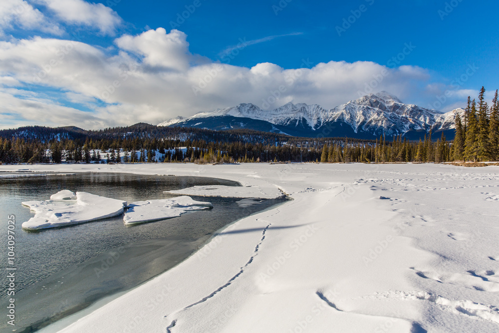 Eisschollen auf einem Fluss in Kanada