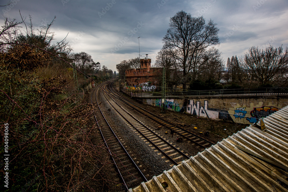 Graffitis an Gebäuden entlang der Bahnlinie zwischen dem Mainzer Volkspark und dem Südbahnhof