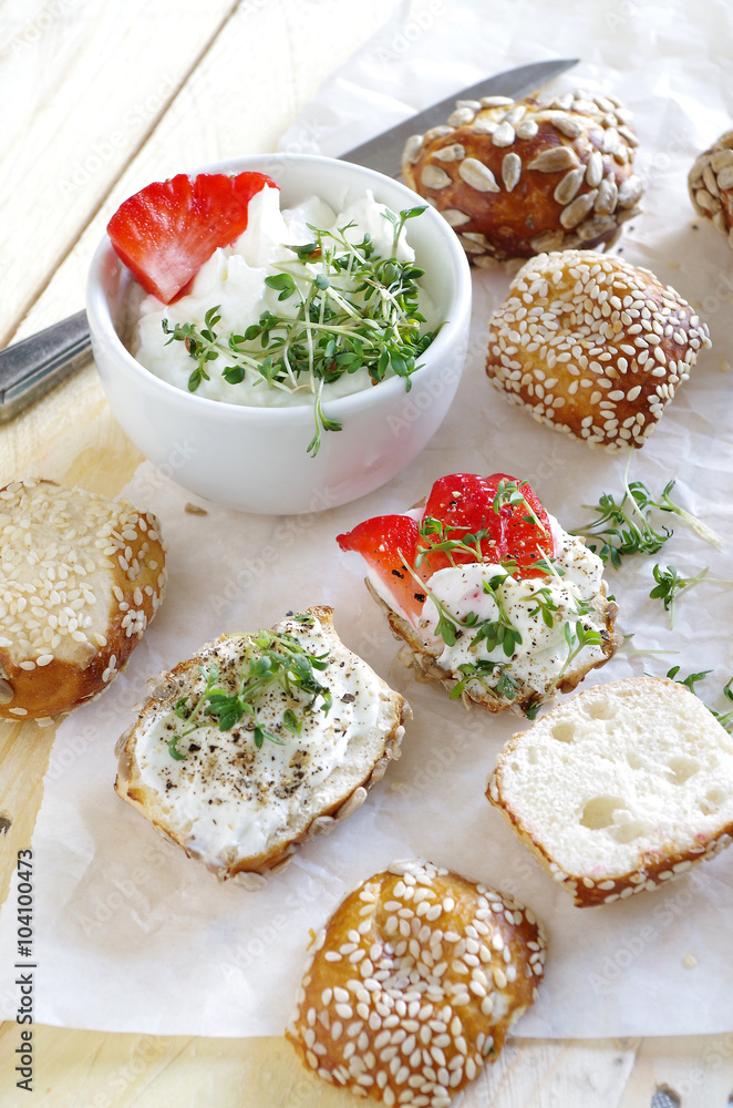 Laugenbrötchen mit Frischkäse Laugenbrötchen mit Frischkäse
