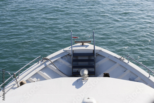 Vista grandangolare della Prora dello yacht in estate