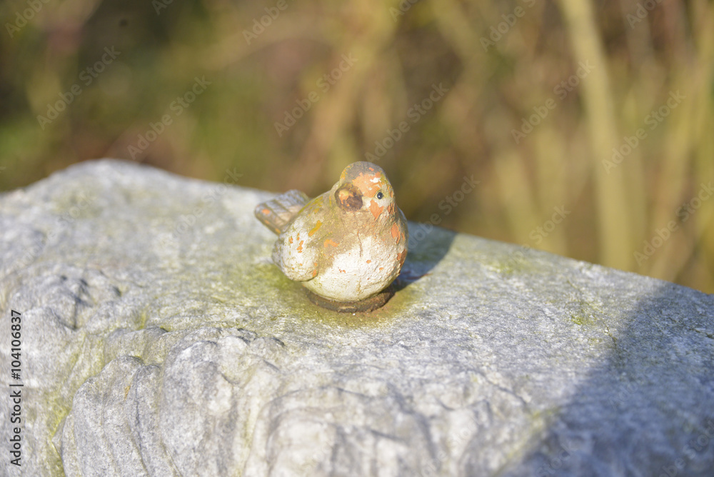 kleiner Spatz auf dem Grabstein kleiner Spatz auf dem Grabstein