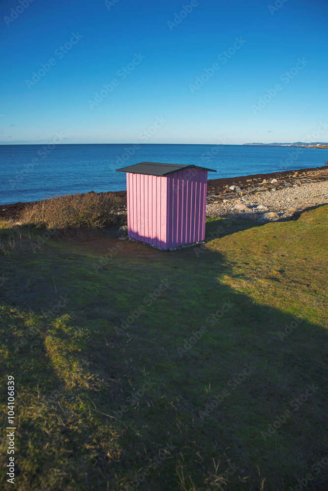 a small building a small building