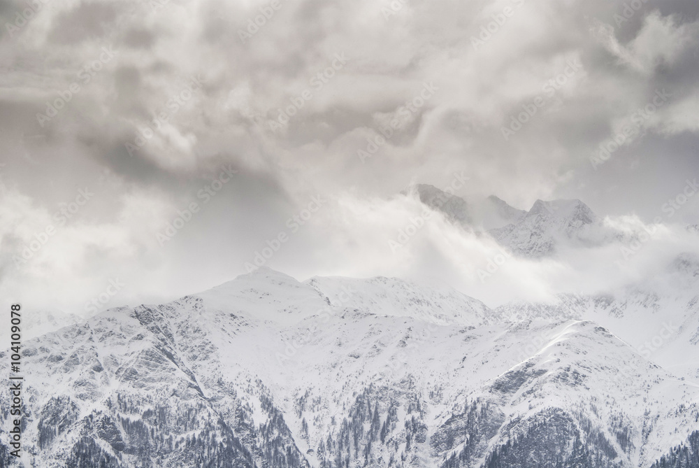 Obraz premium Misty mountains