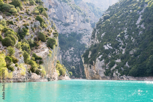 Turquoise waters of the Verdon gorge © omnesolum