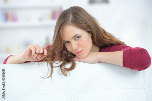 Canvastavla Lady looking over back of sofa