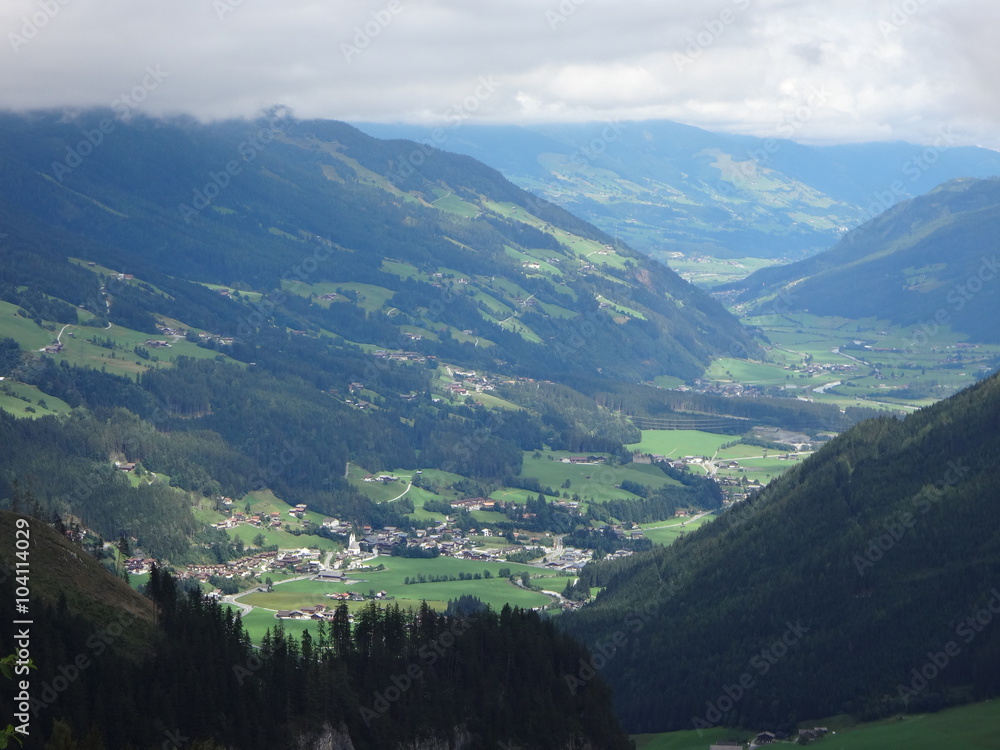 Fototapeta premium Вид на горную долину с высоты летним днем