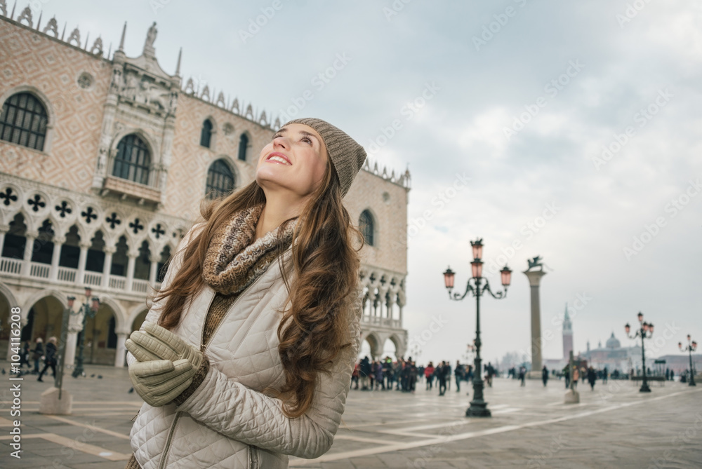 Fototapeta premium Happy woman sightseeing on St. Mark's Square near Dogi Palace