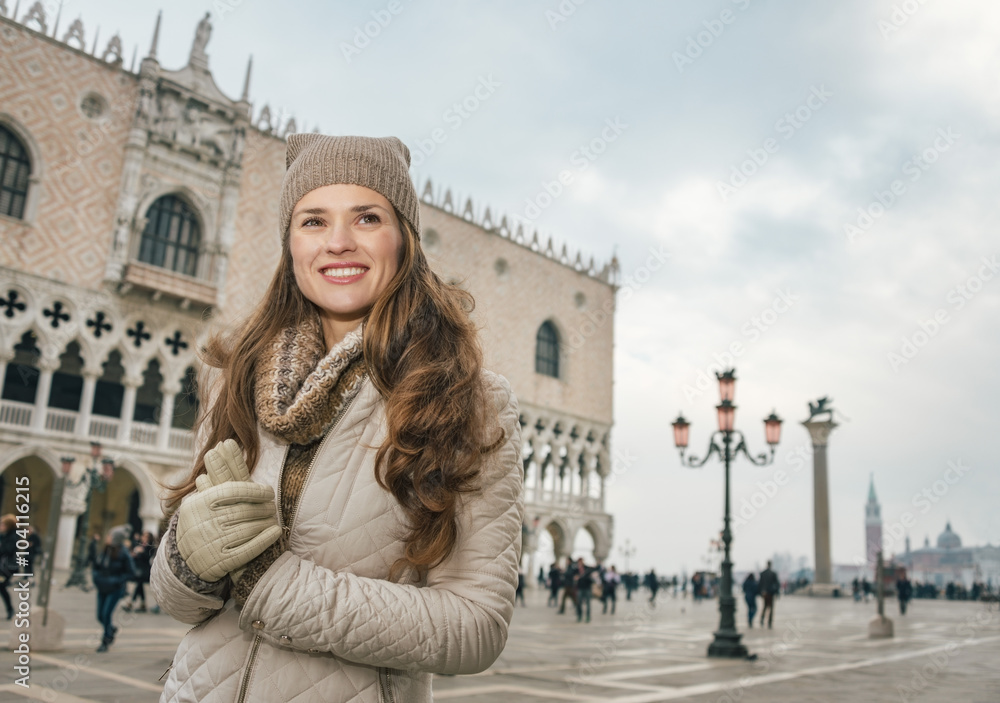 Fototapeta premium Woman tourist standing on St. Mark's Square near Dogi Palace
