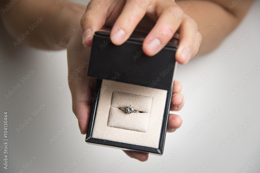 Foto diamond ring in a box