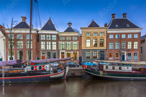 Fototapeta Naklejka Na Ścianę i Meble -  Historic boats and buildings Groningen