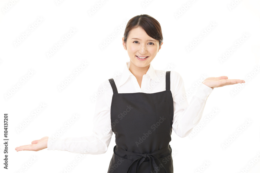 エプロンを着た笑顔の女性 エプロンを着た笑顔の女性
