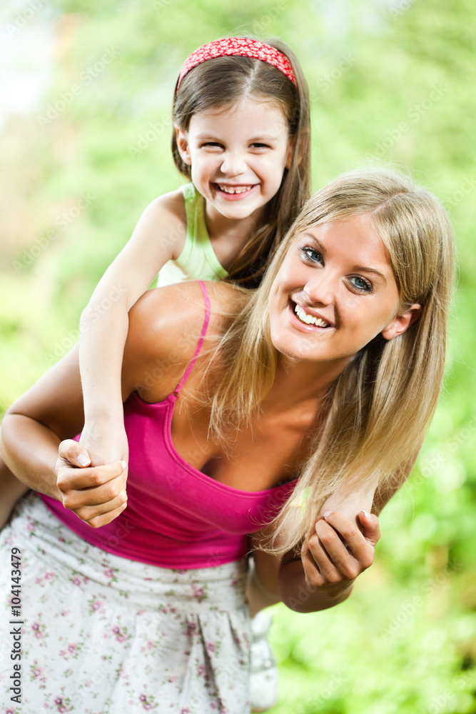 Obraz premium Happy mother and daughter playing in park