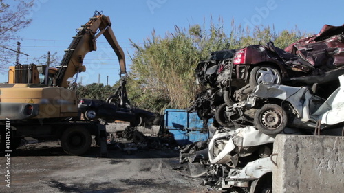 Gripper moving smashed cars who are going to be shredded