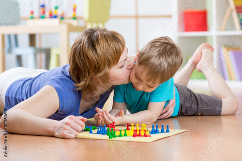 Family child and mom playin...