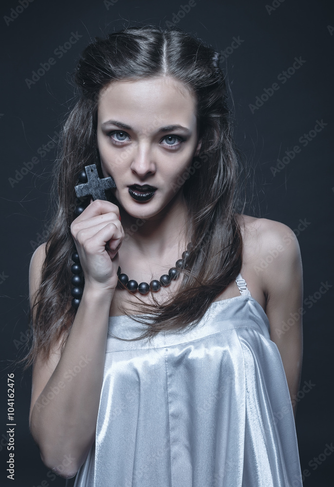 Obraz premium Young attractive nun holding a cross