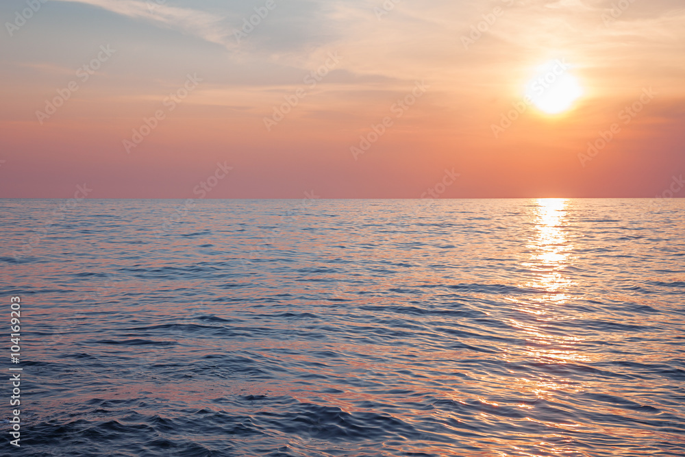 Obraz premium Sun setting over horizon