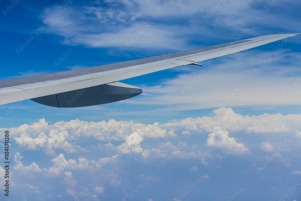 Obraz premium Wing of an airplane with cloudscape.