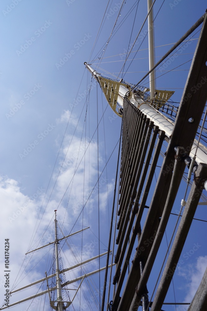 Obraz premium Mainmast of a sailing ship under blue sky