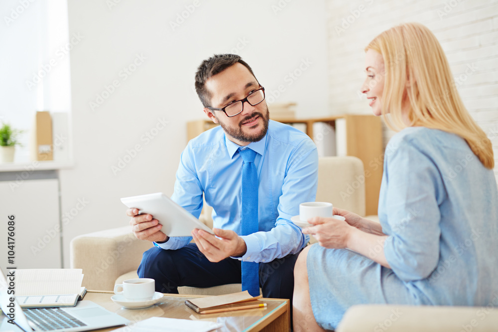 Obraz premium Communicating in office