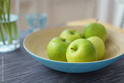 frische grüne äpfel in einer schale auf dem tisch