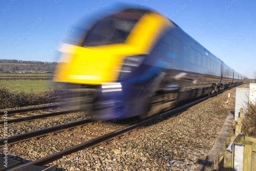 Fototapeta premium Zamknij się z pociągu pędzącego przez angielską wieś z motion blur