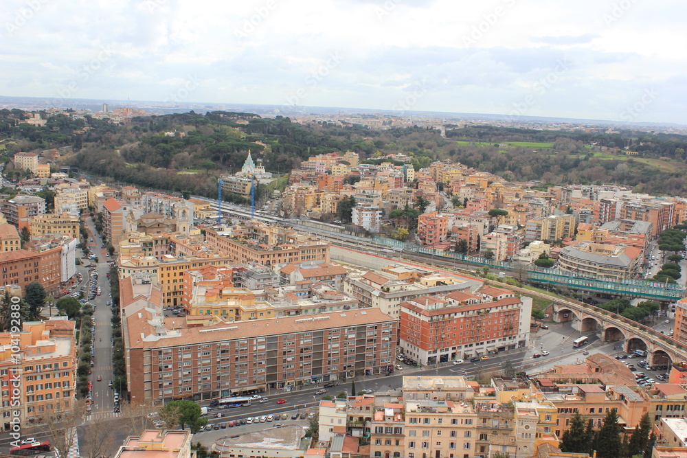 Blick vom Petersdom auf die Dächer und Hügel von Rom
