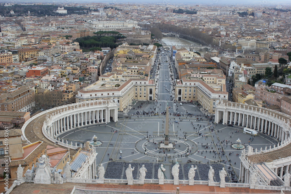 Vatikan: Der Petersplatz mit Obelisk und Kolonnaden von oben