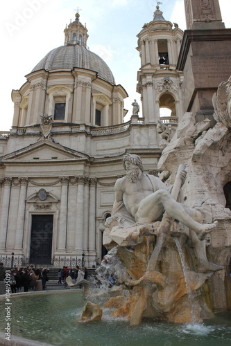 Vierströmebrunnen und Kirche auf der berühmten Piazza Navona in Rom
