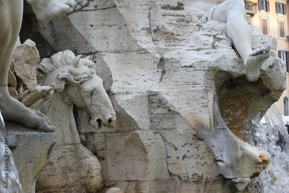 Pferdekopf: Detail am berühmten Vierströmebrunnen auf der Piazza Navona in Rom