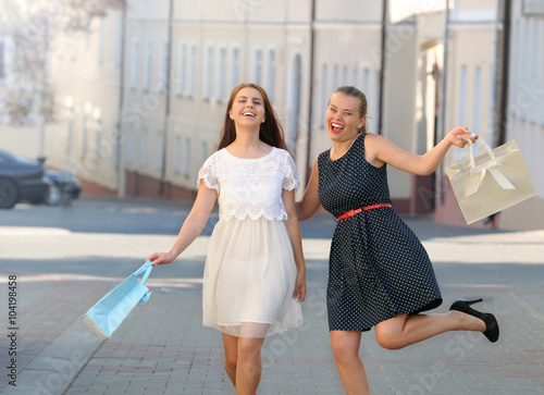 Shot of two young female friends having fun while shopping © Nastassia Yakushevic