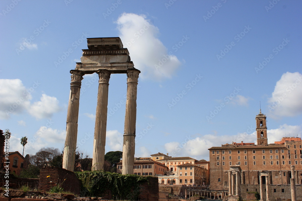 Blick über das Forum Romanum mit den Säulen des Castor und Pollux-Tempel