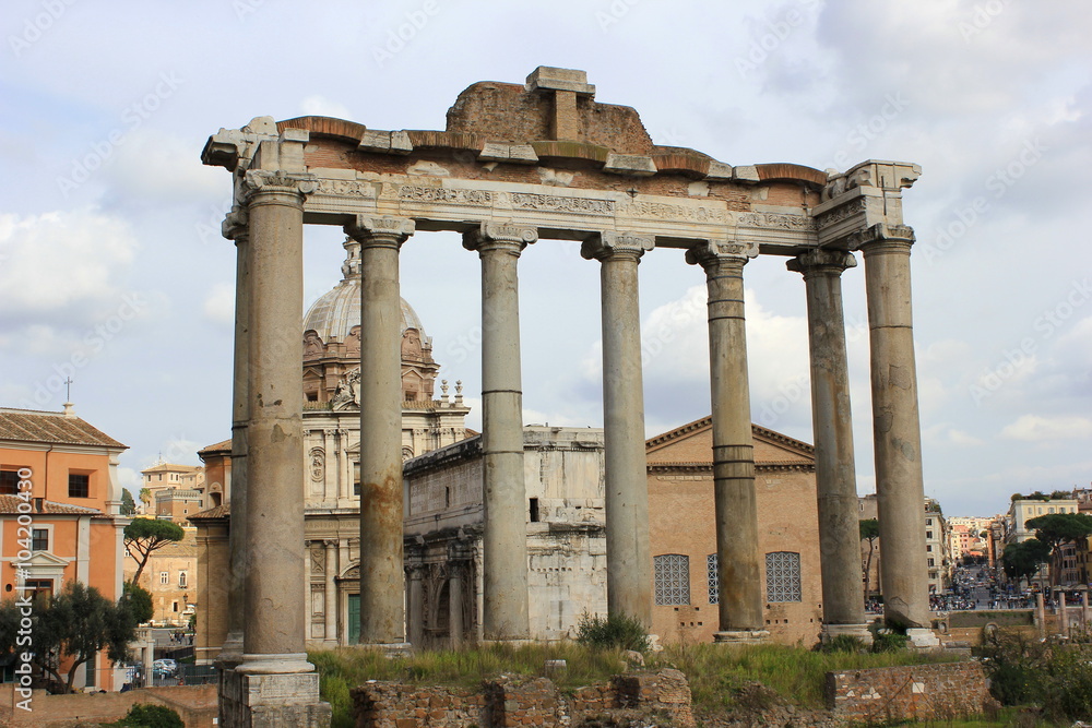Blick auf die Säulen des Saturntempel im Forum Romanum in Rom (Italien)