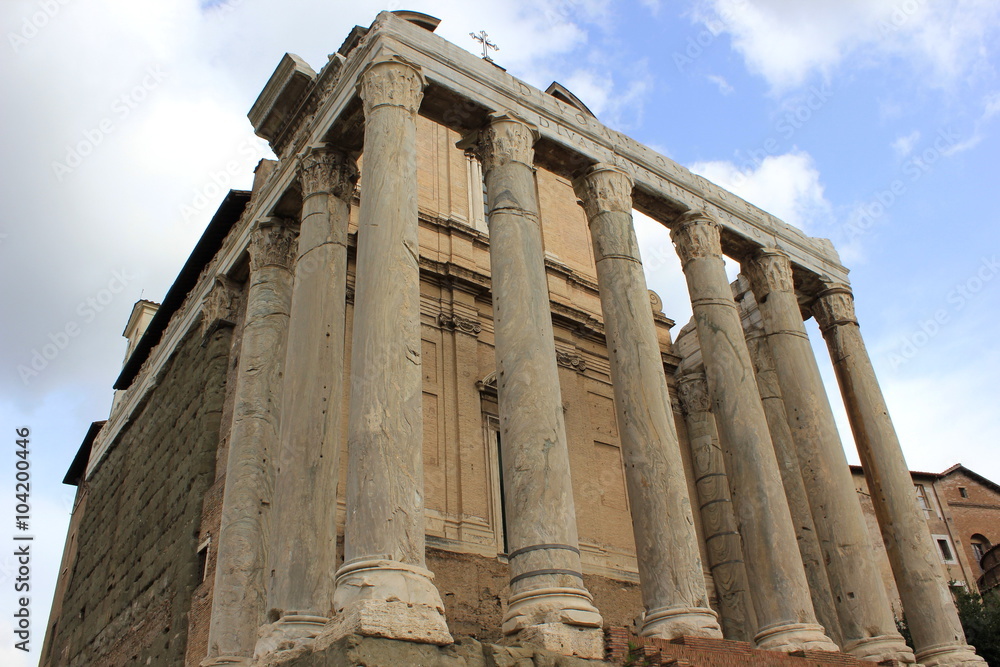 Tempel des Antonius und der Faustina im berühmten Forum Romanum (Italien)