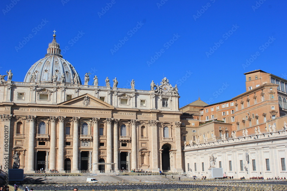 Blick auf den Petersdom und die Sixtinische Kapelle im Vatikan (Rom)