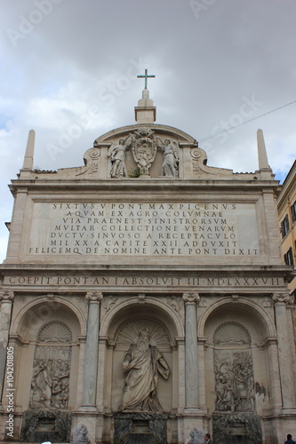 Die Fassade des Brunnens Fontana Paola (Fontanone) in Rom (Italien)