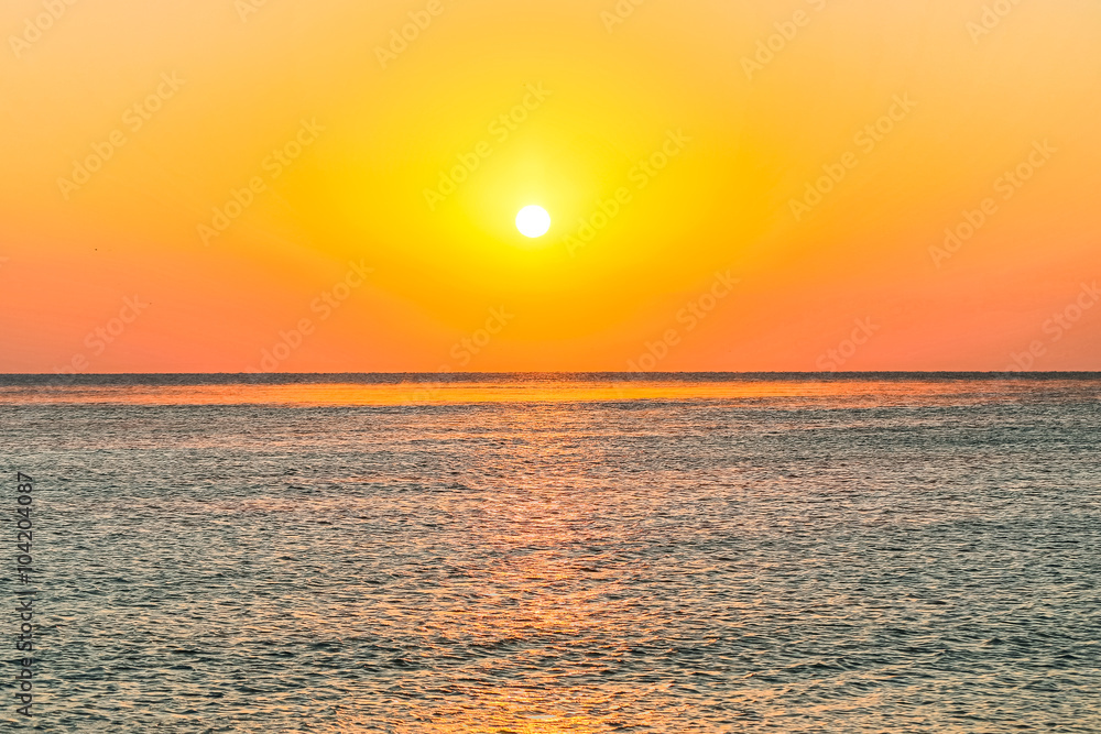 Goldene Sonne über ruhigem Meer