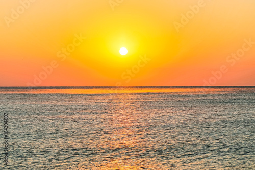 Fototapeta Naklejka Na Ścianę i Meble -  Goldene Sonne über ruhigem Meer